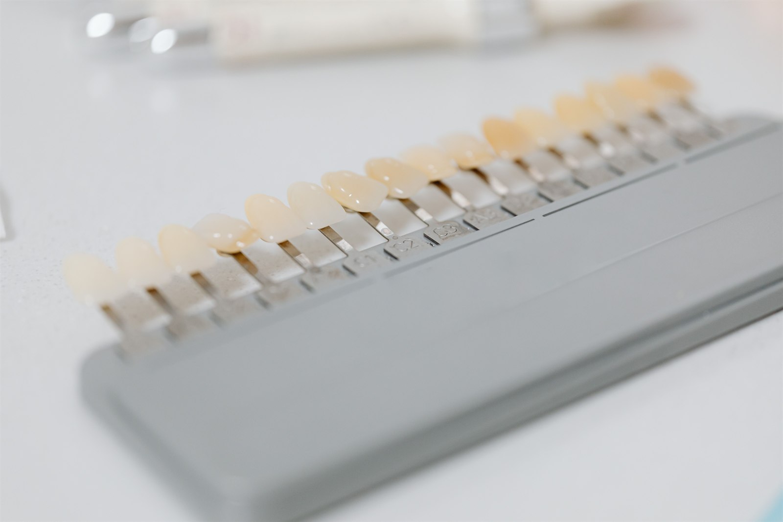 歯の色を合わせるシェードガイド