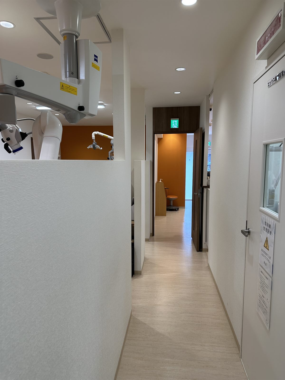 診療室へ続く院内の廊下と診療ユニット