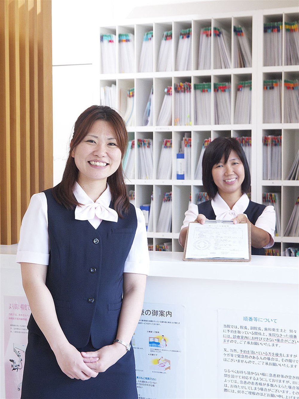 受付カウンターとスタッフ