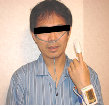 簡易検査装置を顔・鼻に装着して就寝する様子