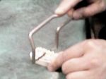 歯科技工 工程1：歯科医院から預かった石膏模型をノコギリで分割している様子