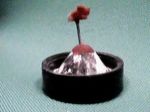 歯科技工 工程3：ワックスに針金状のスプルーを刺し、円錐状の台に立てた様子
