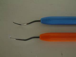 根に付着した歯石を手作業ではがすキュレットという2本の手用器具