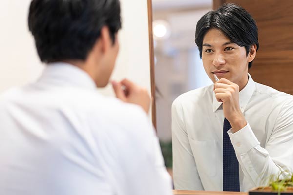 歯磨きに自信がある人ほど磨き残しがあることを示すイラスト。歯と歯ぐきの間の磨き残しに注意を促す