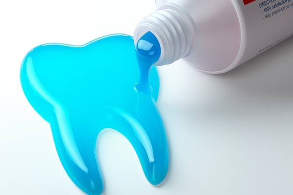 フッ素塗布のイメージ。フッ素で歯のエナメル質を再石灰化し、初期の虫歯を治すことを示すイラスト